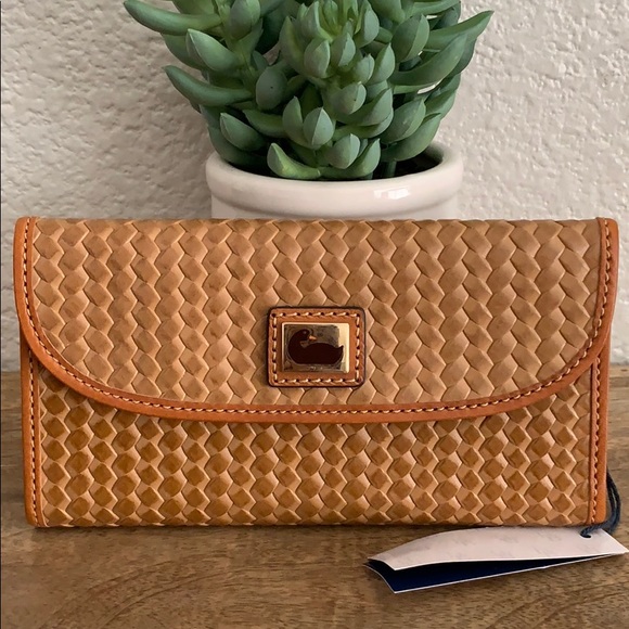π Dooney & Bourke Woven leather wallet